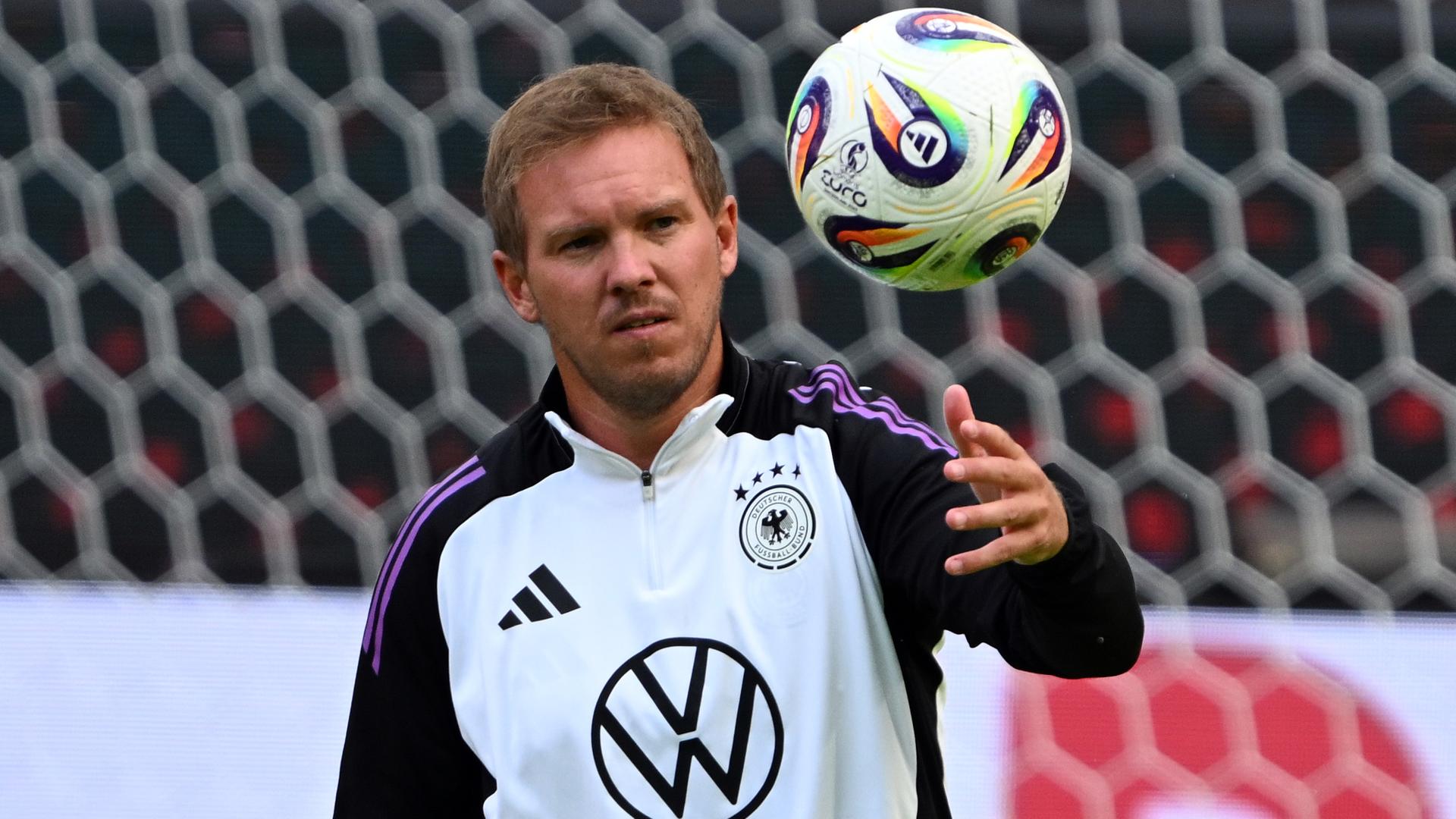 Bundestrainer Julian Nagelsmann wirft im Abschlusstraining vor dem Spiel gegen Nordirland einen Fußball
