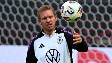 Bundestrainer Julian Nagelsmann wirft im Abschlusstraining vor dem Spiel gegen Nordirland einen Fußball