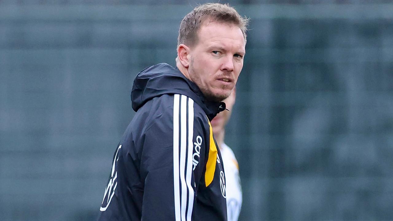 Bundestrainer Julian Nagelsmann schaut beim Training 