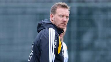 Bundestrainer Julian Nagelsmann schaut beim Training 