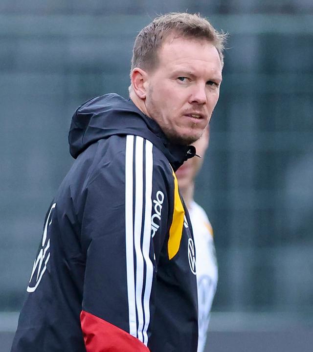 Bundestrainer Julian Nagelsmann schaut beim Training 