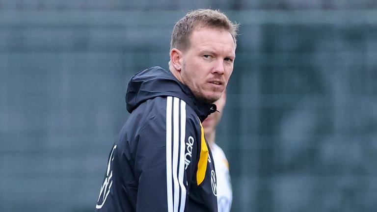 Bundestrainer Julian Nagelsmann schaut beim Training 
