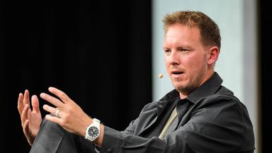 Bundestrainer Julian Nagelsmann sitzt bei der Pressekonferenz zur Bekanntgabe des WM-Kaders auf einem Stuhl und spricht.