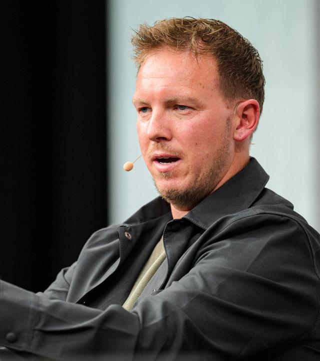 Bundestrainer Julian Nagelsmann sitzt bei der Pressekonferenz zur Bekanntgabe des WM-Kaders auf einem Stuhl und spricht.