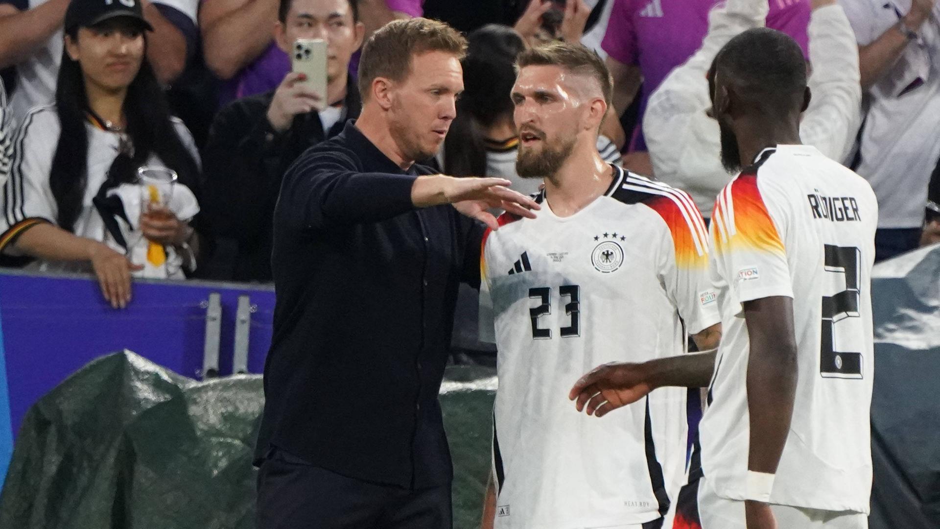 Trainer Julian Nagelsmann und Robert Andrich besprechen sich beim EM-Spiel gegen Schottland.