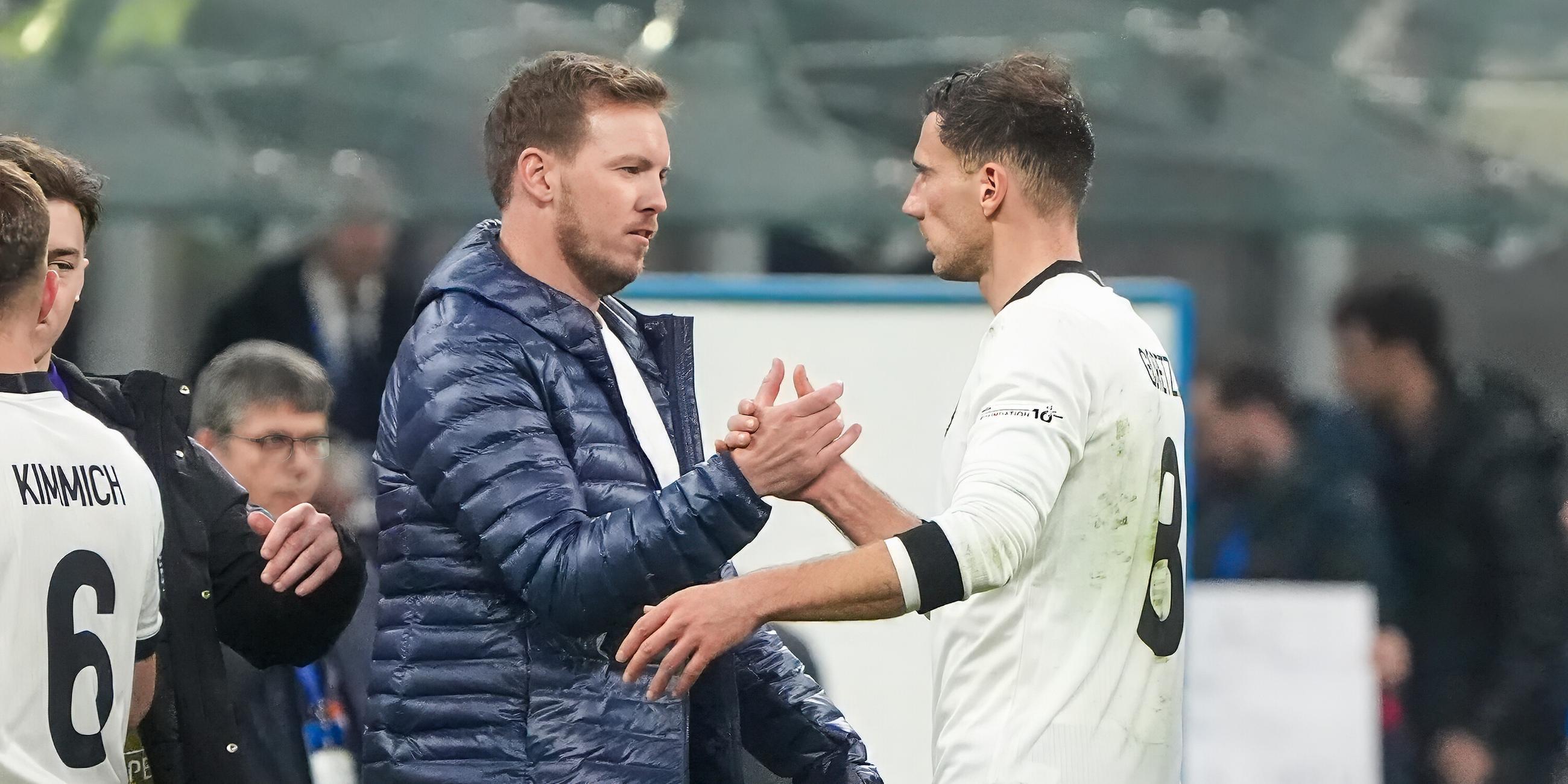 Bundestrainer Julian Nagelsmann bedankt sich bei Leon Goretzka und jubelt am 20.03.25.