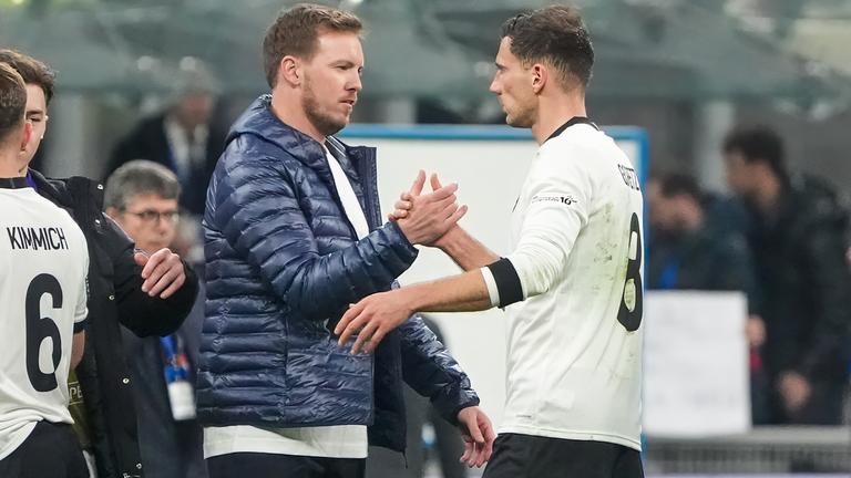 Bundestrainer Julian Nagelsmann bedankt sich bei Leon Goretzka und jubelt am 20.03.25.