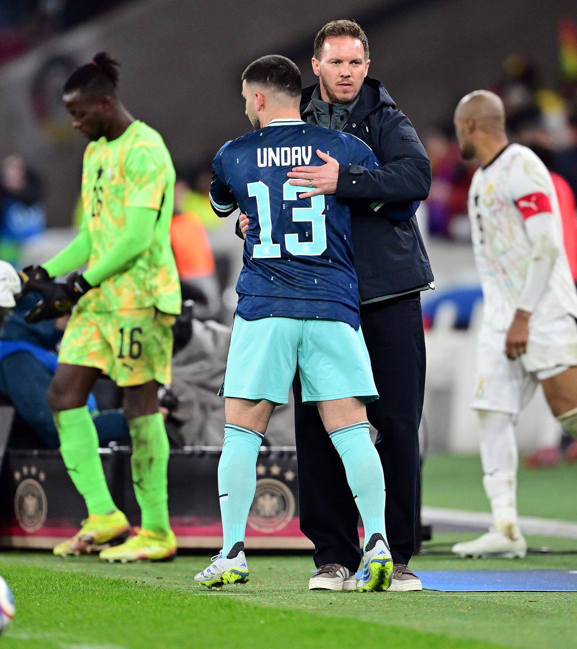 Deniz Undav klatscht mit Bundestrainer Julian Nagelsmann ab