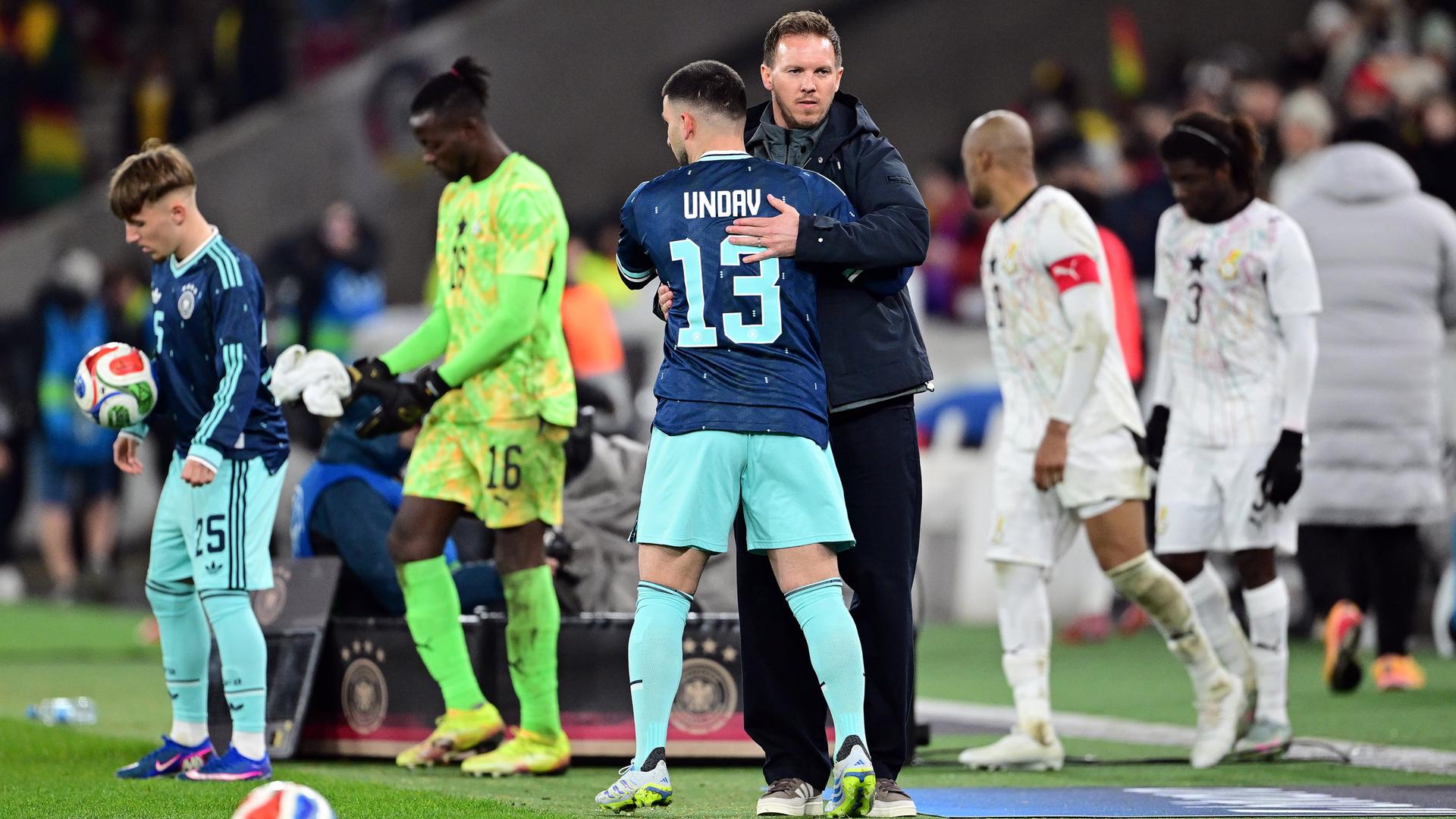 Deniz Undav klatscht mit Bundestrainer Julian Nagelsmann ab