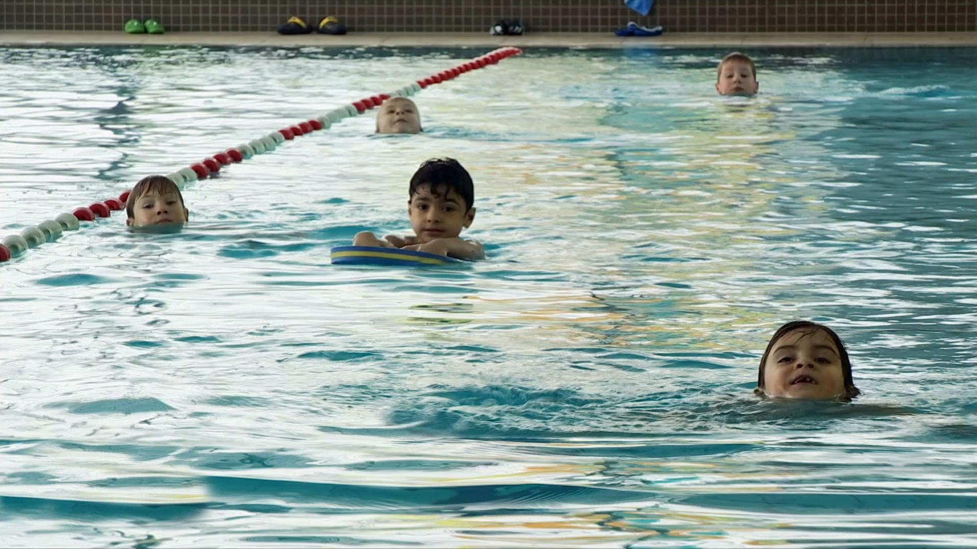 Kinder lernen schwimmen