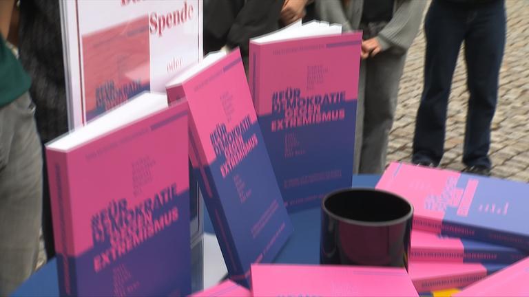 Nahaufnahme: Buch gegen Extremismus
