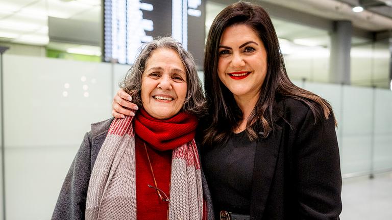Nahid Taghavi (l) mit Tochter Mariam Claren