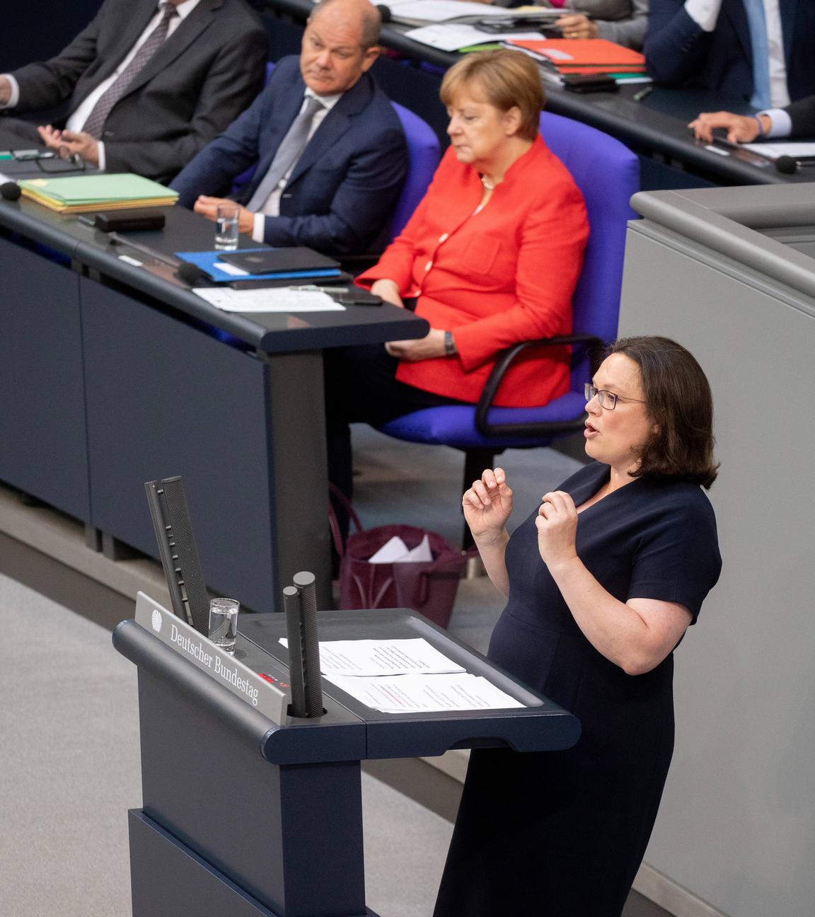 Andrea Nahles im Bundestag. Im Hintergrund sitzen Angela Merkel, Olaf Scholz und Horst Seehofer.