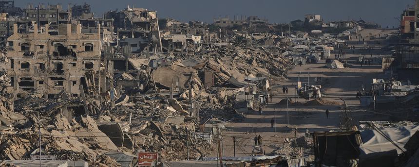 Palästinenser gehen in Jabalia im Gazastreifen eine Straße entlang.