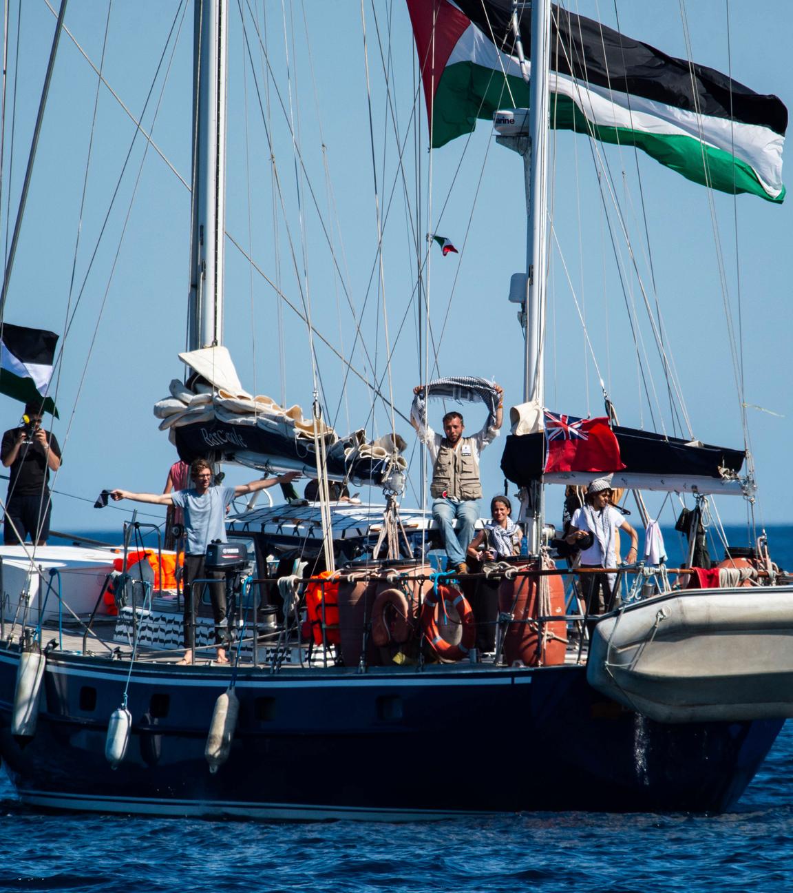 Aktivistinnen und Aktivisten des Bündnis Freedom Flotilla Coalition (FFC) an Bord des Segelboots "Madleen"