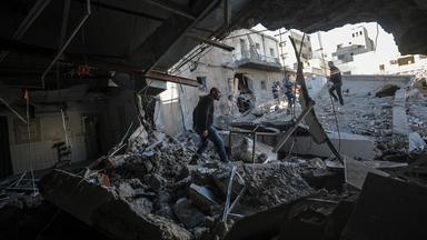 Palästinenser am Standort des zerstörten Gebäudes des Al-Ahli-Baptistenkrankenhauses nach einem israelischen Luftangriff in Gaza-Stadt am 13.04.2025