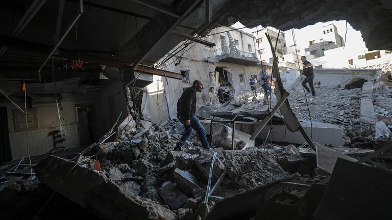 Palästinenser am Standort des zerstörten Gebäudes des Al-Ahli-Baptistenkrankenhauses nach einem israelischen Luftangriff in Gaza-Stadt am 13.04.2025