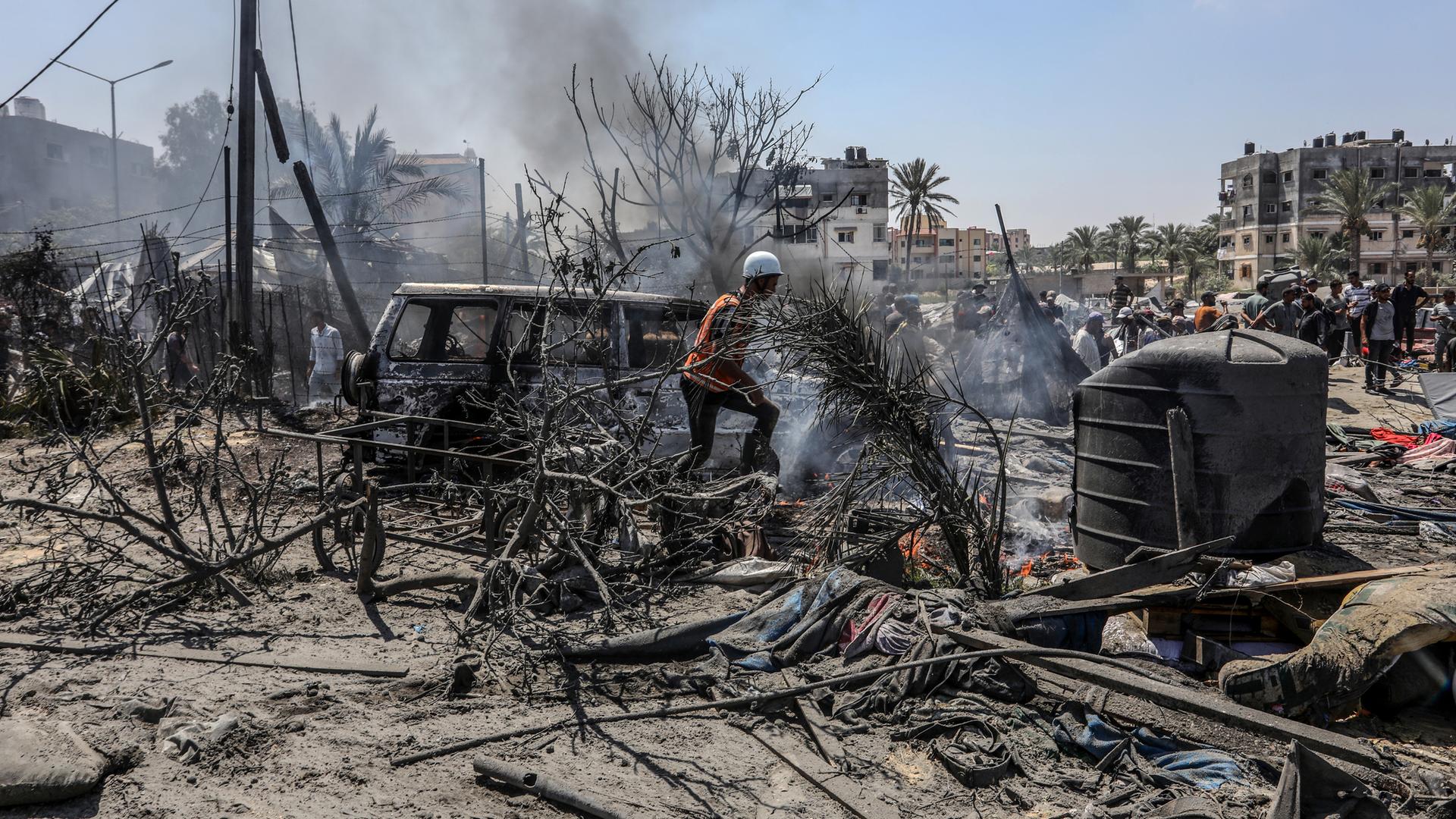 Palästinensische Gebiete, Chan Junis: Palästinenser inspizieren die Schäden nach einem israelischen Luftangriff auf das Al-Mawasi-Lager für vertriebene Palästinenser.