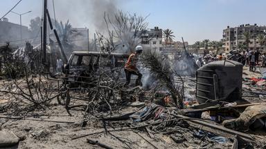 Palästinensische Gebiete, Chan Junis: Palästinenser inspizieren die Schäden nach einem israelischen Luftangriff auf das Al-Mawasi-Lager für vertriebene Palästinenser.