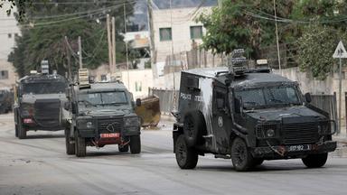 Israelische Panzerfahrzeuge bewegen sich auf einer Straße während einer Militäroperation im Westjordanland, aufgenommen am 28.08.2024