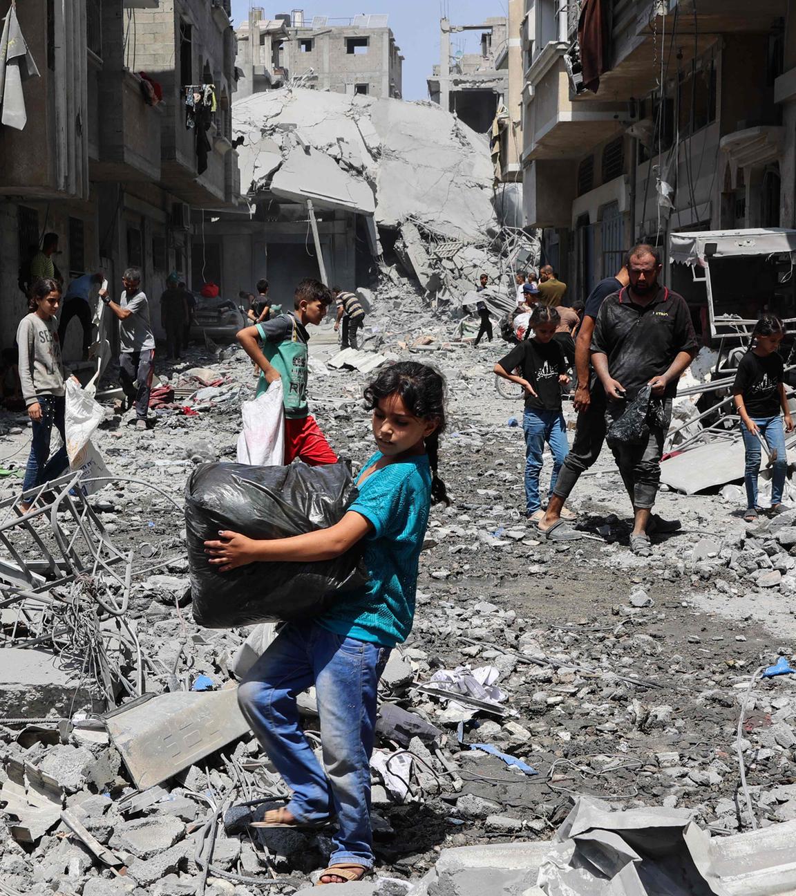 Palästinenser bergen Gegenstände aus den Trümmern von Häusern in Gaza-Stadt am 19.08.2025