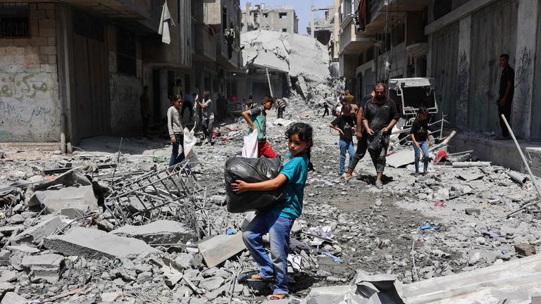 Palästinenser bergen Gegenstände aus den Trümmern von Häusern in Gaza-Stadt am 19.08.2025
