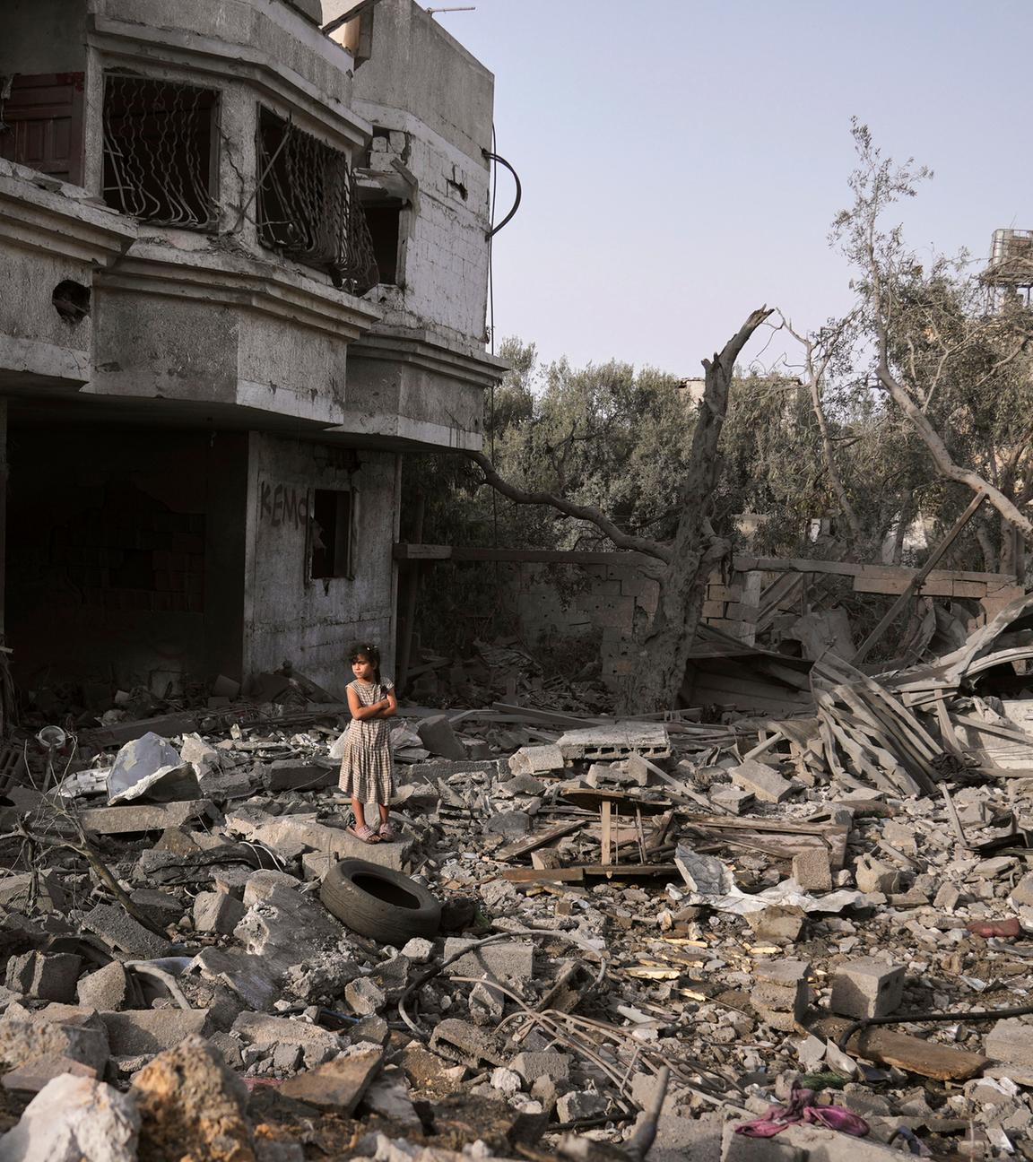 Ein palästinensisches Mädchen steht auf den Trümmern des Hauses der Familie Al-Aimawi, das durch israelische Luftangriffe in Al-Zawaideh im Gazastreifen zerstört wurde, aufgenommen am 01.07.2025