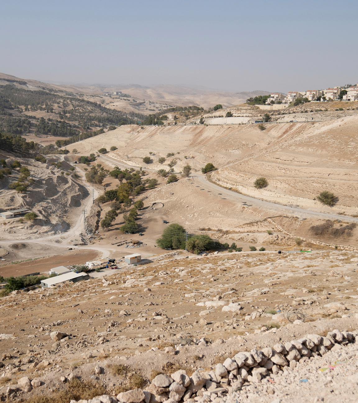 Eine Übersicht zeigt das Gebiet E1, ein offenes Stück Land östlich von Jerusalem, zwischen der israelischen Siedlung Maale Adumim (rechts) und der besetzten Westjordanlandstadt Eizariya