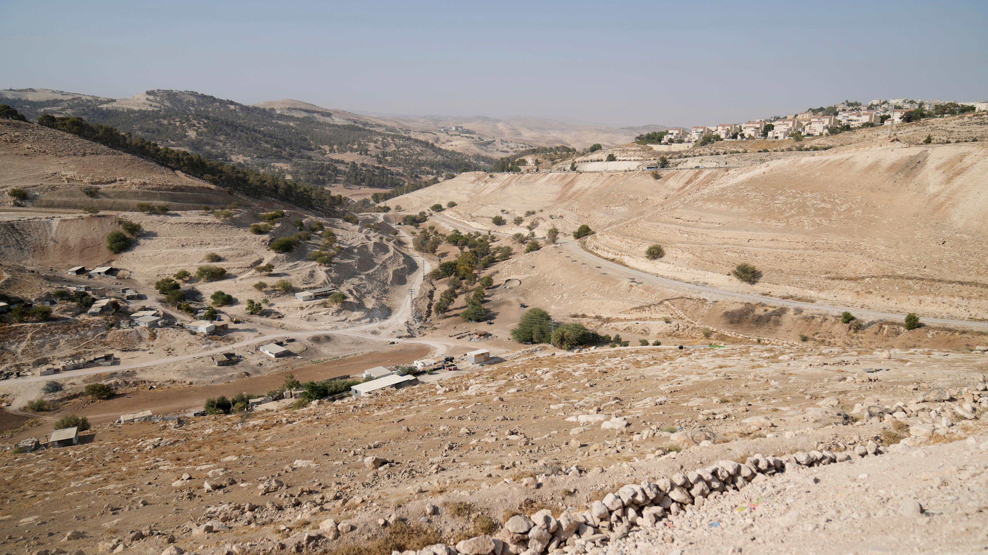 Eine Übersicht zeigt das Gebiet E1, ein offenes Stück Land östlich von Jerusalem, zwischen der israelischen Siedlung Maale Adumim (rechts) und der besetzten Westjordanlandstadt Eizariya