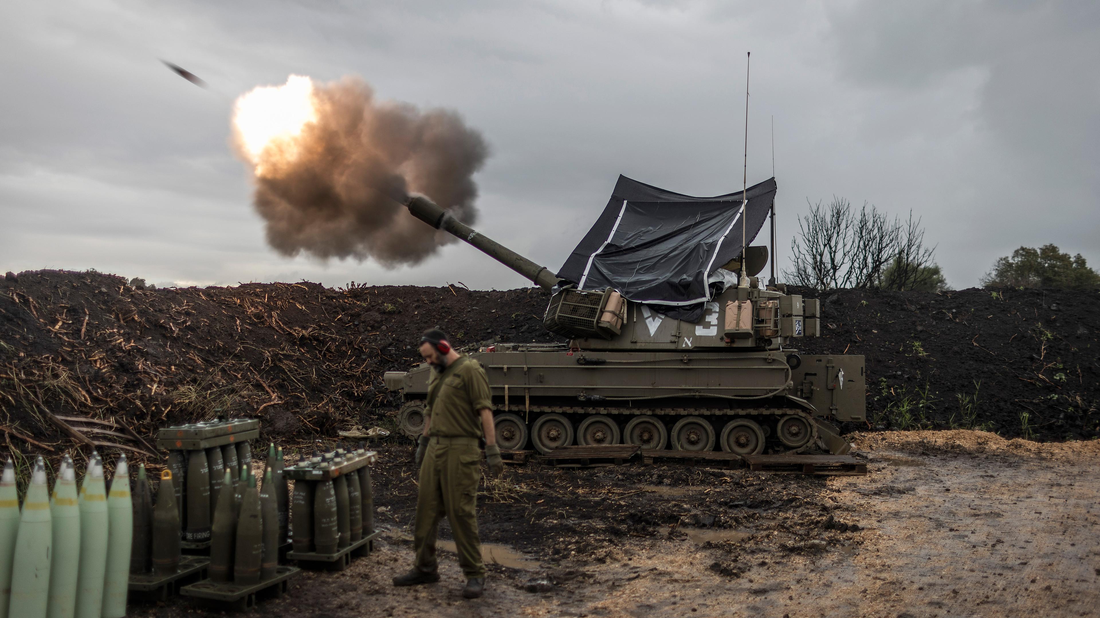 Archiv: Israelische Soldaten feuern nahe der Grenze zum Libanon eine Haubitze ab