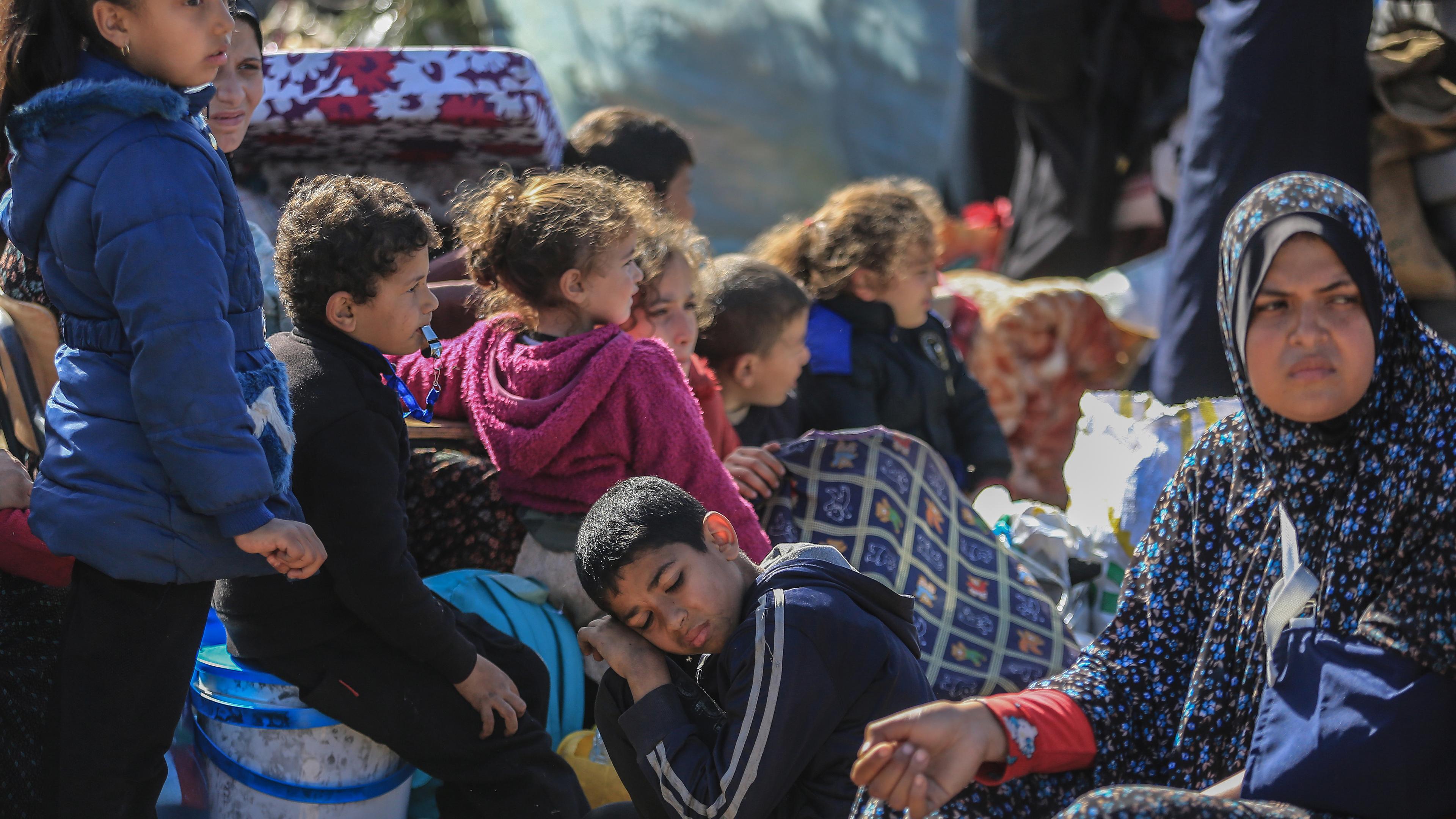 Palästinensische Familien fliehen auf Fahrzeugen vor den anhaltenden israelischen Angriffen auf Chan Junis in Richtung Rafah, aufgenommen am 22.01.2024 in Chan Junis