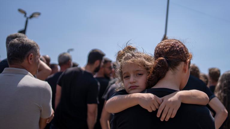 Familien und Angehörige Familien und Angehörige trauern am Ort eines Raketenangriffs in dem drusischen Ort Madschdal Schams 