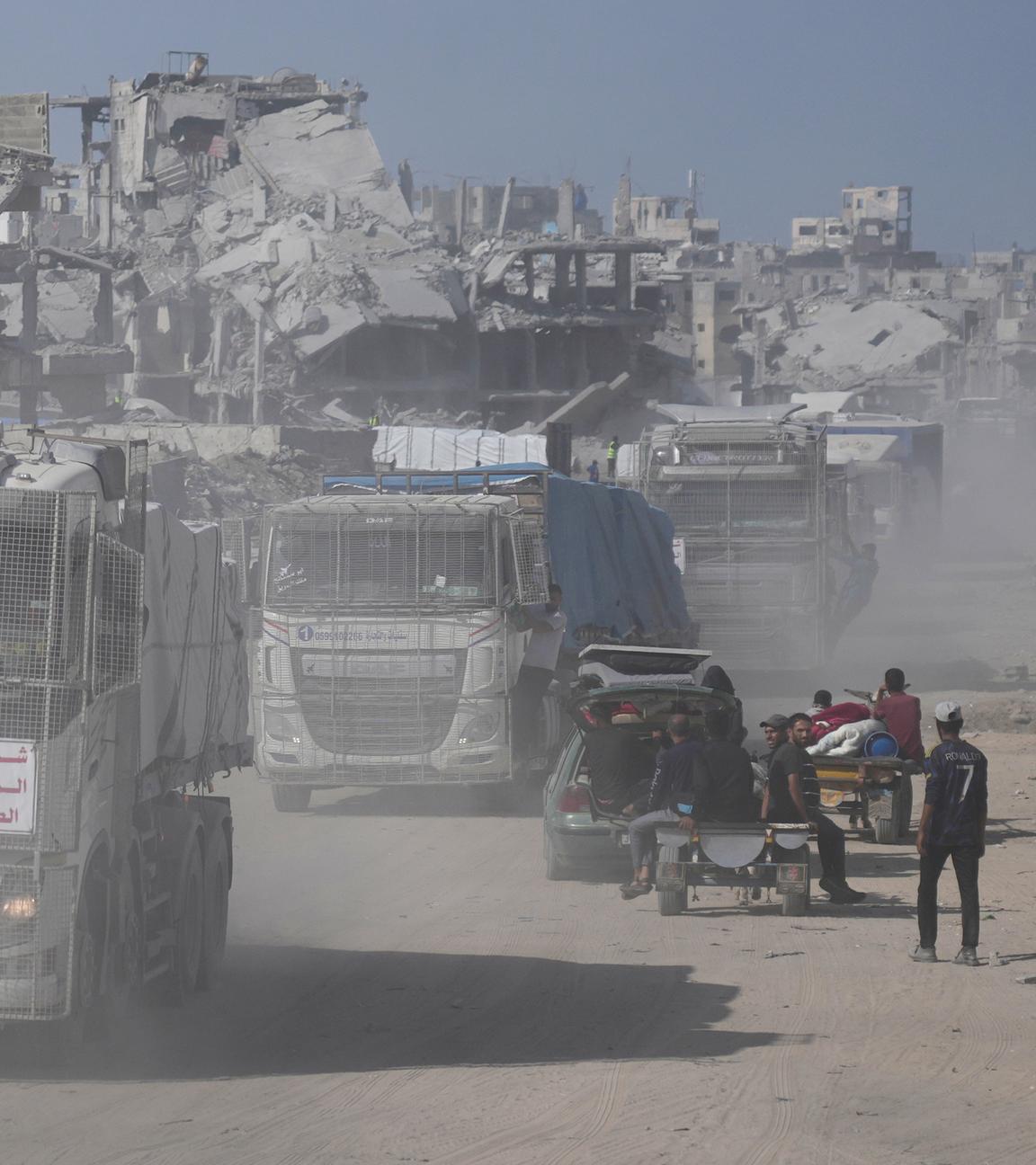 Lastwagen mit Hilfsgütern im Gazastreifen