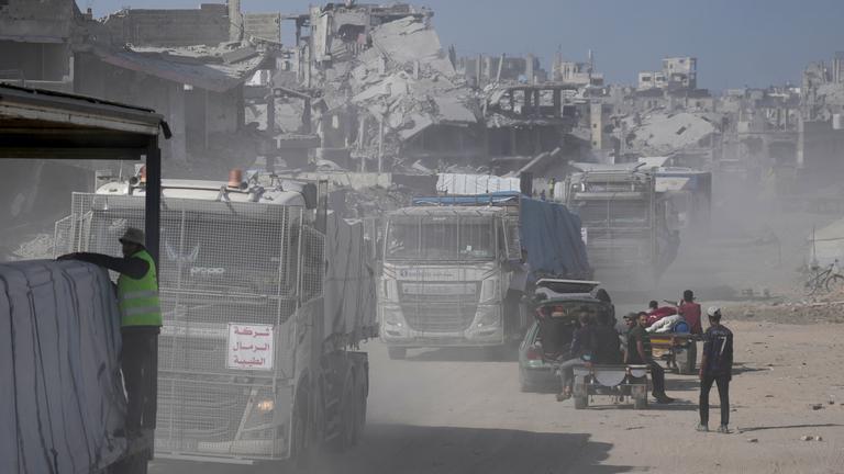 Lastwagen mit Hilfsgütern im Gazastreifen