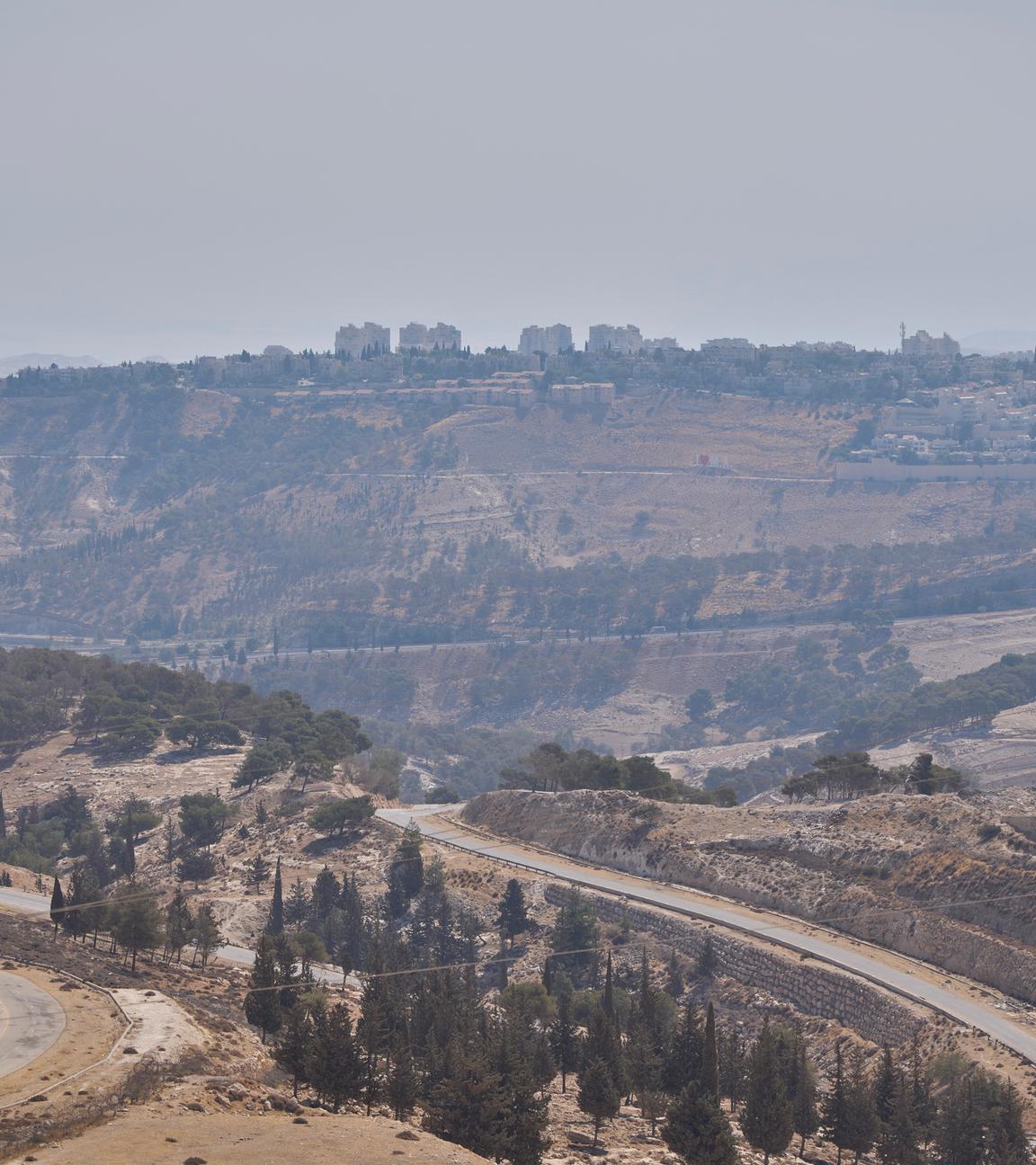 21.08.2025, Palästinensische Gebiete: Blick auf ein Gebiet in der Nähe von Maale Adumim, einer israelischen Siedlung im besetzten Westjordanland, in dessen Nähe nach Angaben der israelischen Regierung im Rahmen des Siedlungsprojekts E1 Wohneinheiten gebaut werden sollen.