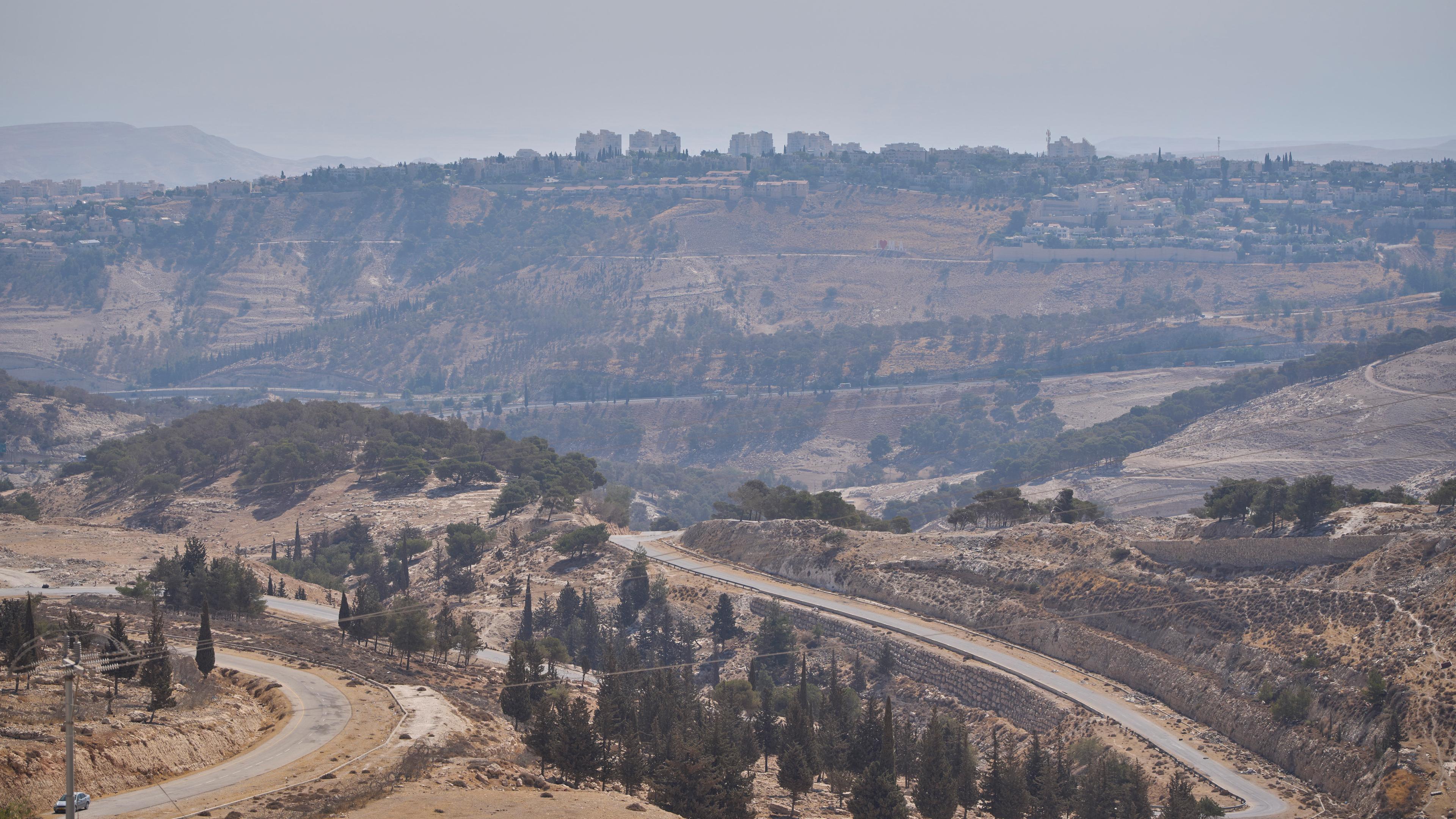 21.08.2025, Palästinensische Gebiete: Blick auf ein Gebiet in der Nähe von Maale Adumim, einer israelischen Siedlung im besetzten Westjordanland, in dessen Nähe nach Angaben der israelischen Regierung im Rahmen des Siedlungsprojekts E1 Wohneinheiten gebaut werden sollen.