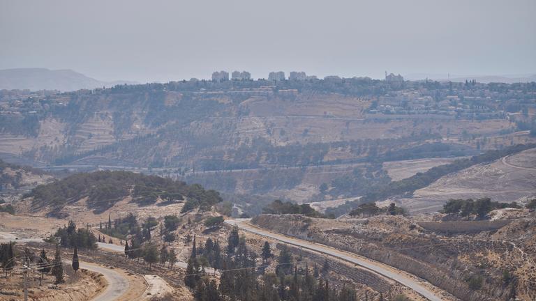 21.08.2025, Palästinensische Gebiete: Blick auf ein Gebiet in der Nähe von Maale Adumim, einer israelischen Siedlung im besetzten Westjordanland, in dessen Nähe nach Angaben der israelischen Regierung im Rahmen des Siedlungsprojekts E1 Wohneinheiten gebaut werden sollen.
