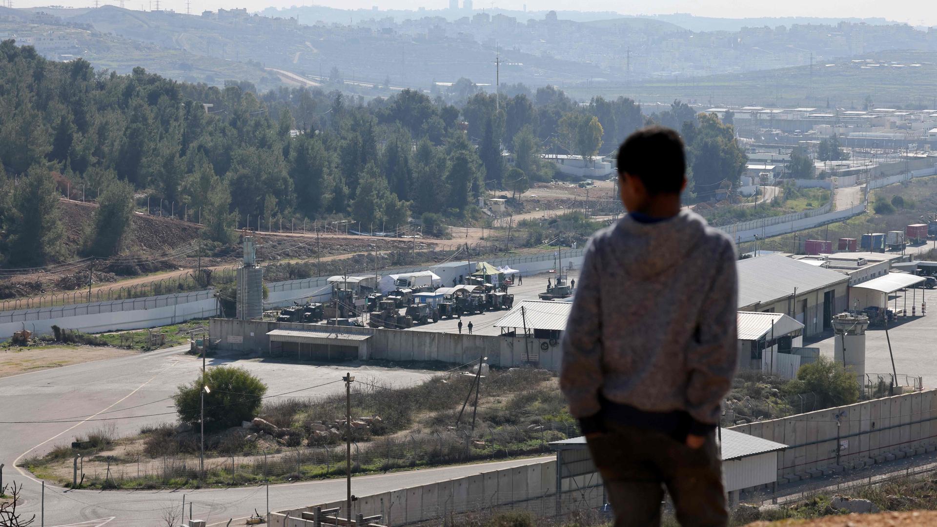 Palästinensischer Junge blickt auf den Ofer Militärkomplext zwischen Ramallah und Beitunia.