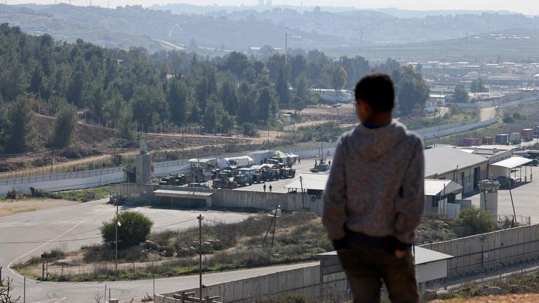 Palästinensischer Junge blickt auf den Ofer Militärkomplext zwischen Ramallah und Beitunia.