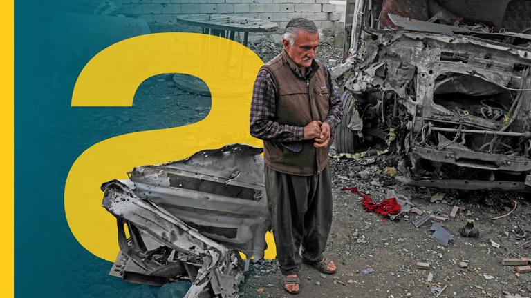 Ein Mann mitten in den Trümmern von einem Gebäude