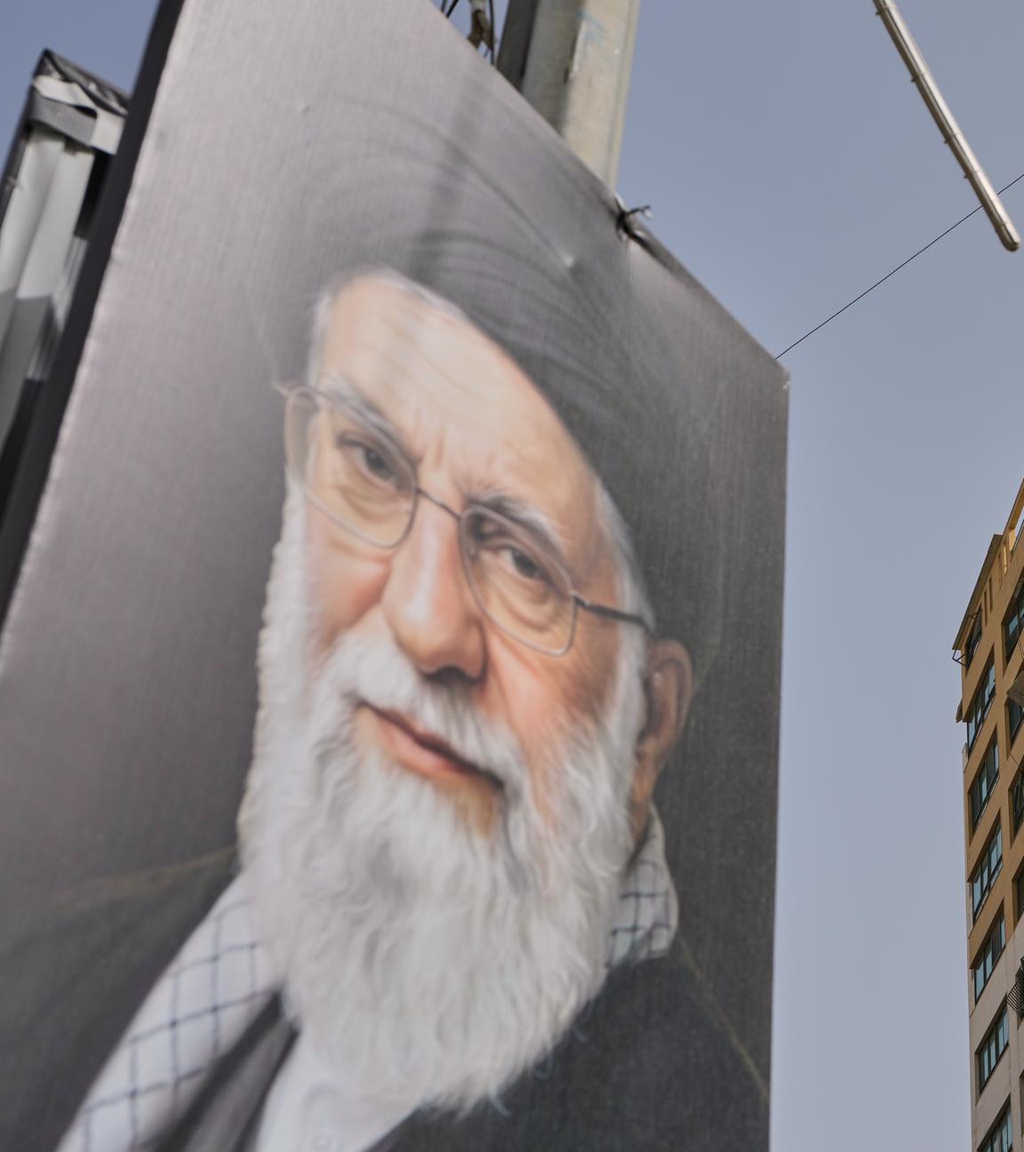 Ein Porträt des verstorbenen Ajatollah Ali Chamenei ist in der Nähe eines Gebäudes zu sehen, das bei einem israelischen Luftangriff in Dahiyeh, Libanon, beschädigt wurde.