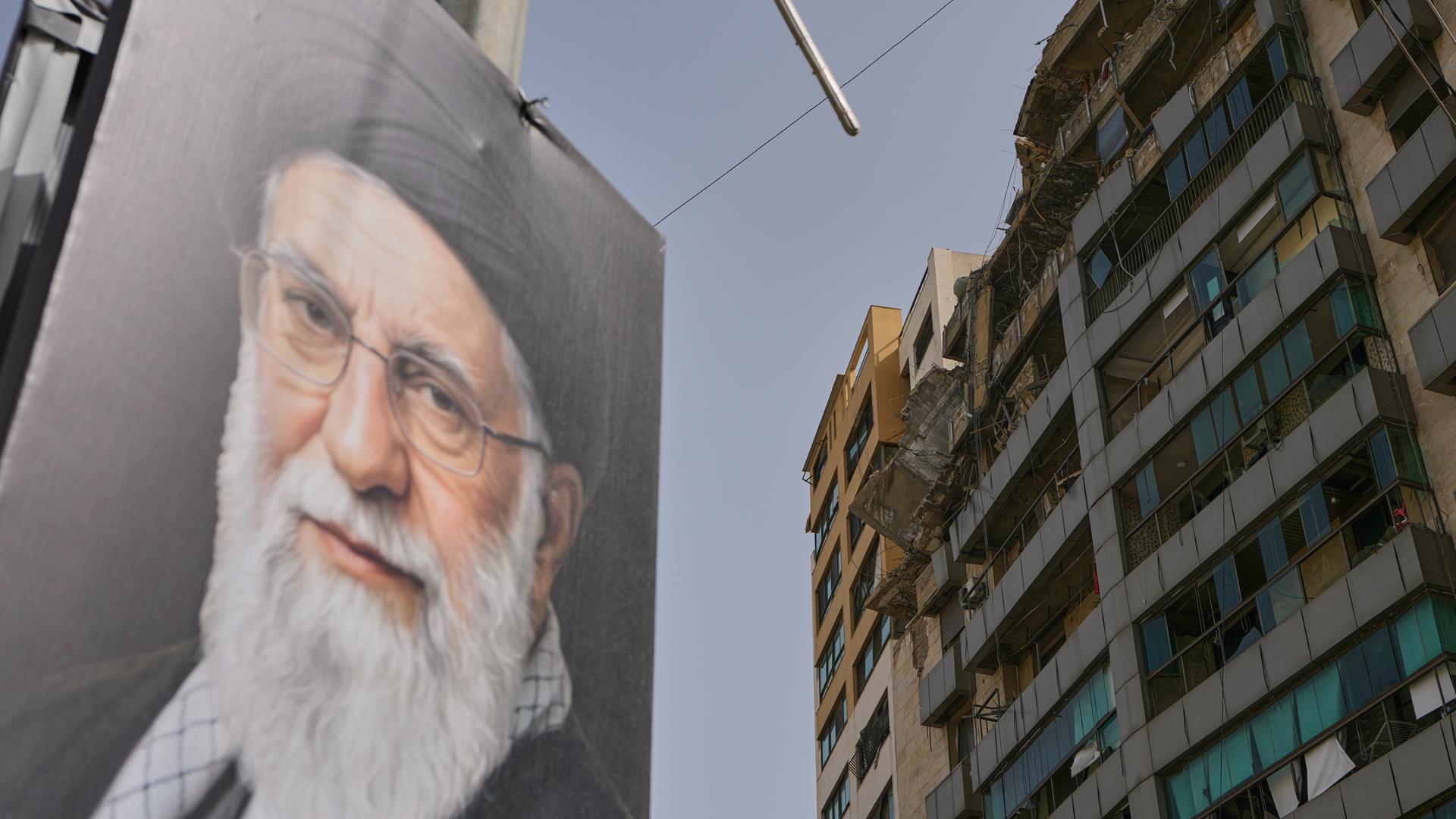 Ein Porträt des getöteten Ajatollah Ali Chamenei in einem Vorort der libanesischen Hauptstadt Beirut.