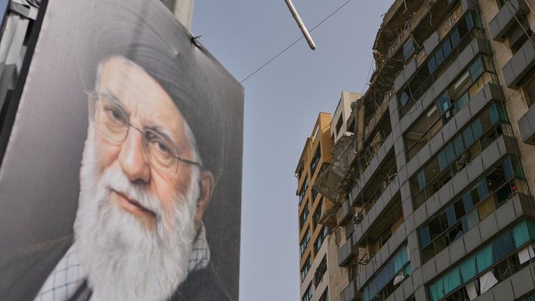 Ein Porträt des verstorbenen Ajatollah Ali Chamenei ist in der Nähe eines Gebäudes zu sehen, das bei einem israelischen Luftangriff in Dahiyeh, Libanon, beschädigt wurde.