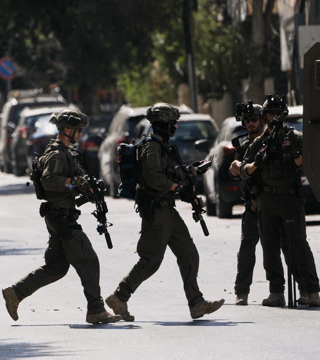 Israelische Soldaten bewegen sich auf einer Straße vor dem Nablus Speciality Hospital in der Stadt Nablus im Westjordanland