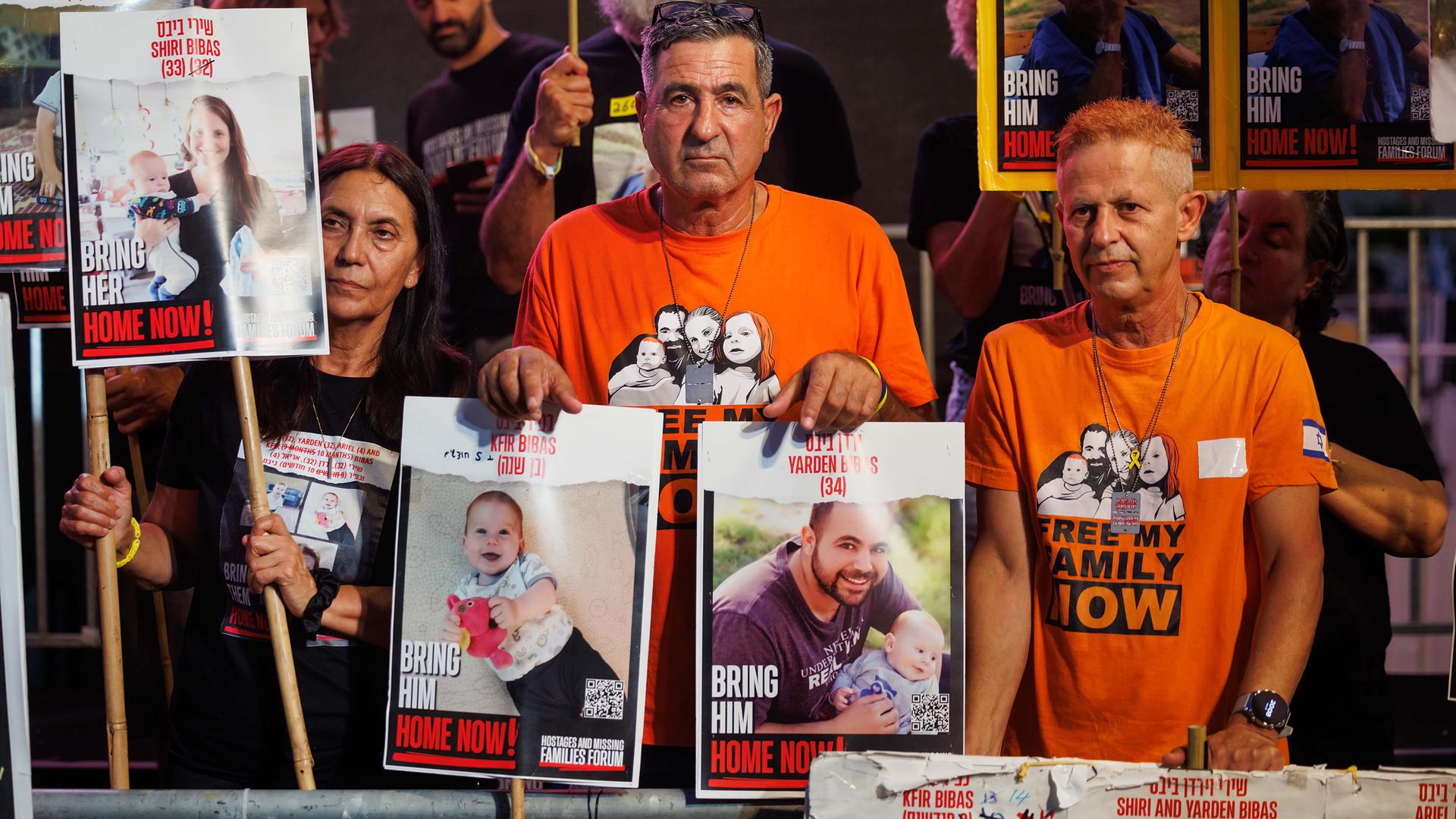 Plakate der Familie Bibas, die am 7. Oktober entführt wurde, Shiri Bibas, ihr Ehemann Yarden und ihre Söhne Ariel und Baby Kfir