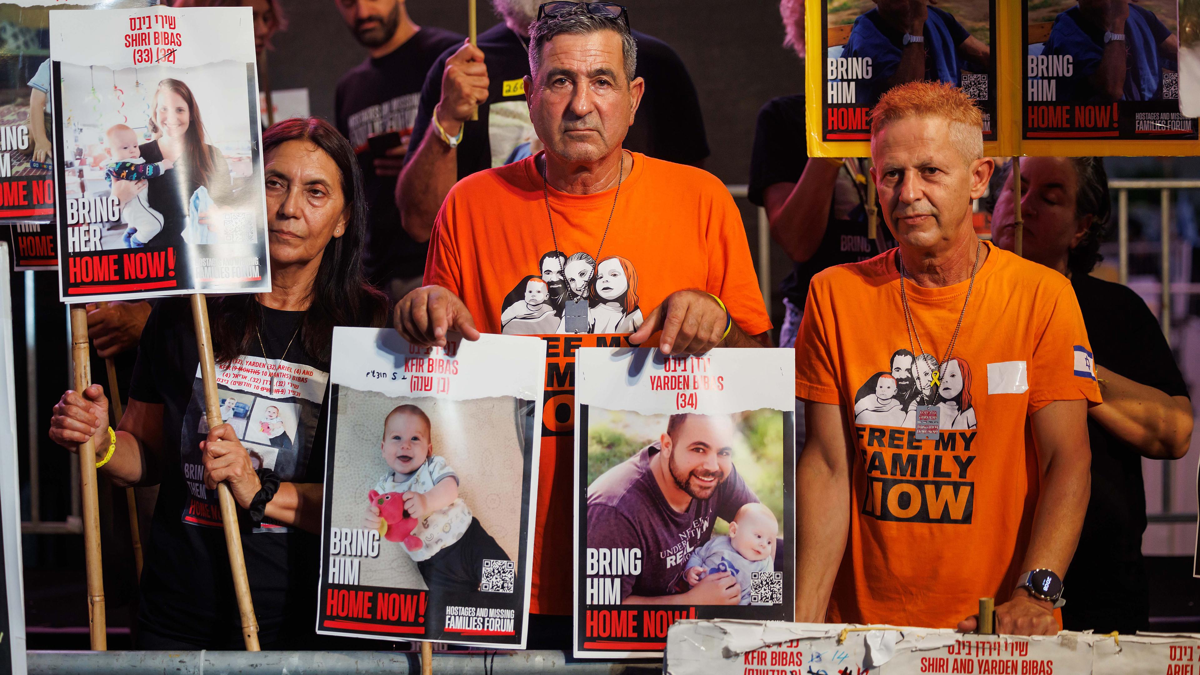 Plakate der Familie Bibas, die am 7. Oktober entführt wurde, Shiri Bibas, ihr Ehemann Yarden und ihre Söhne Ariel und Baby Kfir