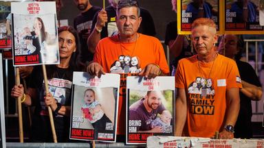 Plakate der Familie Bibas, die am 7. Oktober entführt wurde, Shiri Bibas, ihr Ehemann Yarden und ihre Söhne Ariel und Baby Kfir