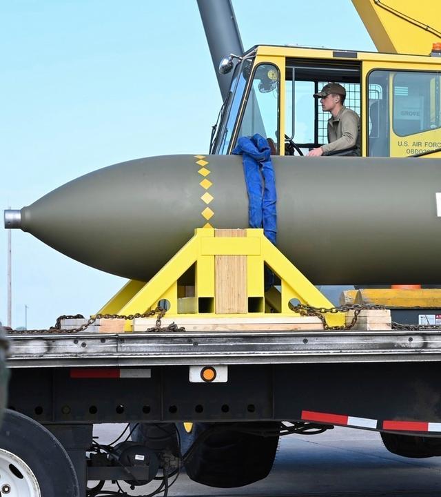 USA, Whiteman Air Base: Auf diesem von der US-Luftwaffe am 2. Mai 2023 veröffentlichten undatierten Foto sehen sich Luftwaffenangehörige auf dem Luftwaffenstützpunkt Whiteman in Missouri einen Bunkerbrecher GBU-57 (Massive Ordnance Penetrator) an.