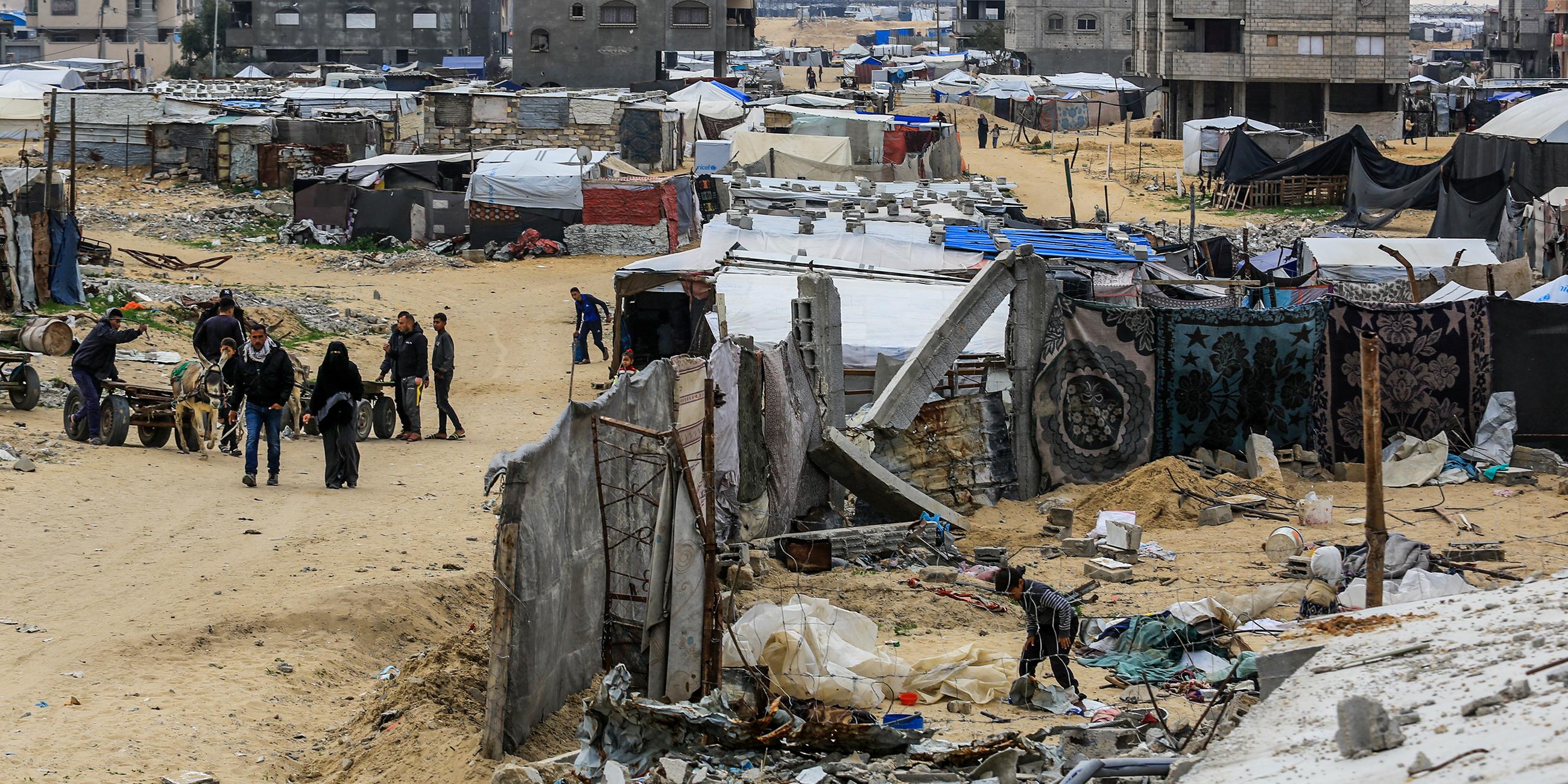 Palästinensische Gebiete, Chan Junis: Palästinenser versuchen, nach ihrer Rückkehr nach Khan Younis im Rahmen des Waffenstillstandsabkommens zwischen Israel und der Hamas Zelte neben ihren zerstörten Häusern aufzubauen.