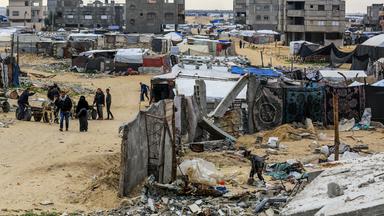 Palästinensische Gebiete, Chan Junis: Palästinenser versuchen, nach ihrer Rückkehr nach Khan Younis im Rahmen des Waffenstillstandsabkommens zwischen Israel und der Hamas Zelte neben ihren zerstörten Häusern aufzubauen.